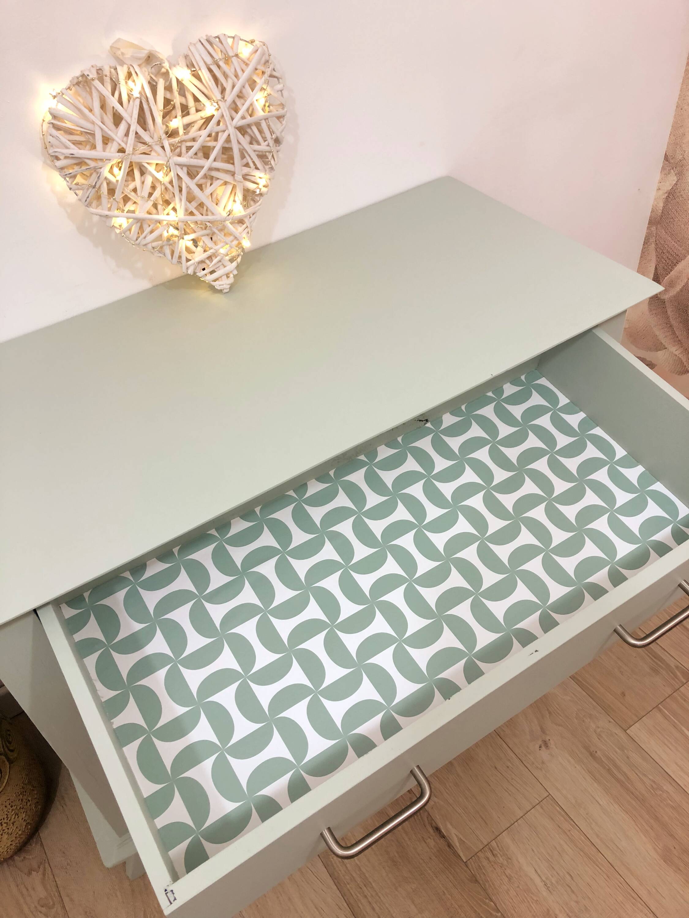 Commode des années 60, pieds compas, Douceur de l'Aube