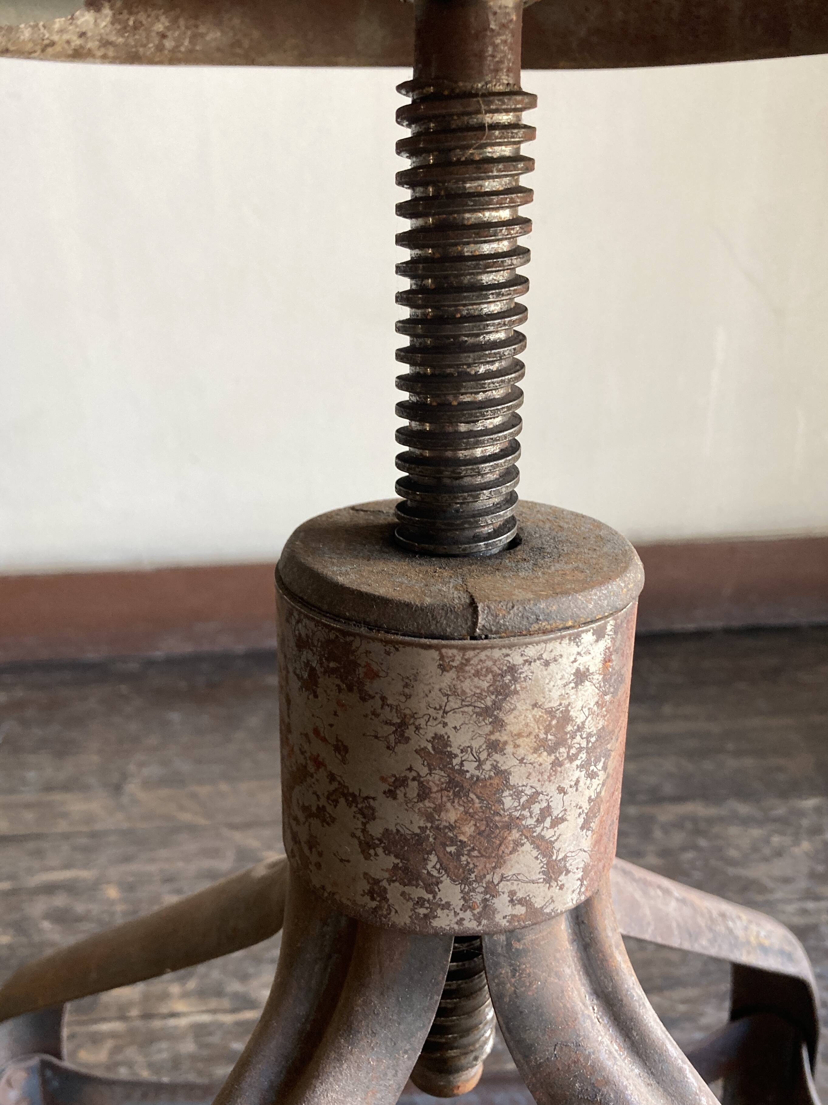 Tabouret à vis Nicolle 1950 en fer brut