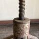 Tabouret à vis Nicolle 1950 en fer brut