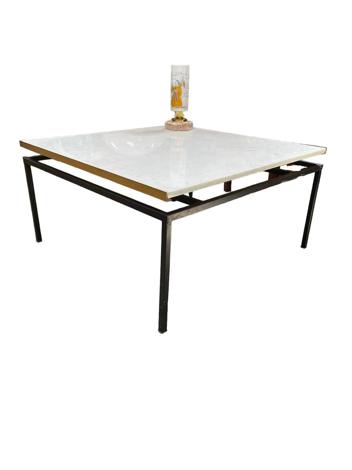 Table basse vintage en marbre blanc avec contour sur 2 côtés en laiton doré.