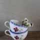 Un lot de deux tasses Digoin Faïence Fleurs bleu rouge jaune