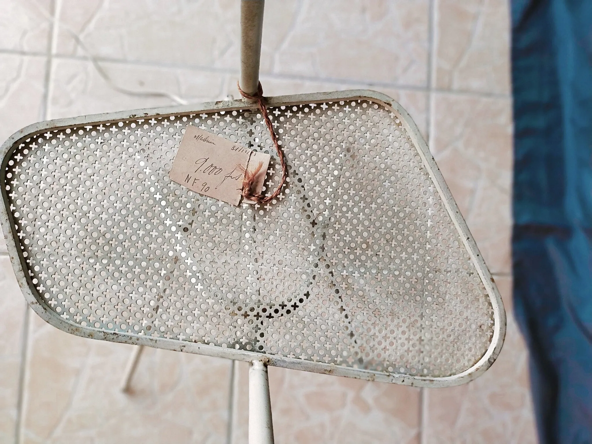 Lampadaire vintage dans le goût de Mathieu Matégot