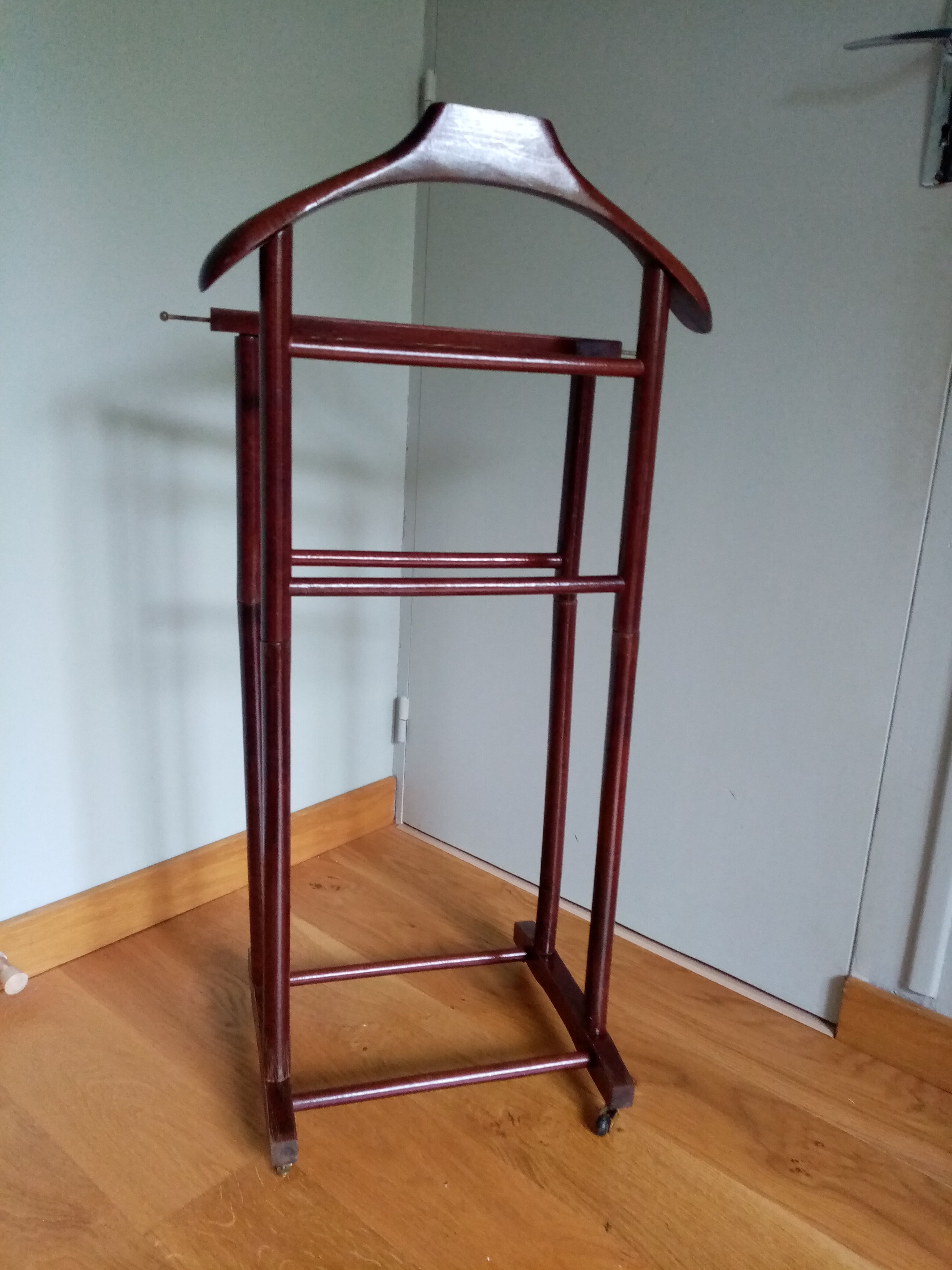 Double-wearing wooden valet for clothing