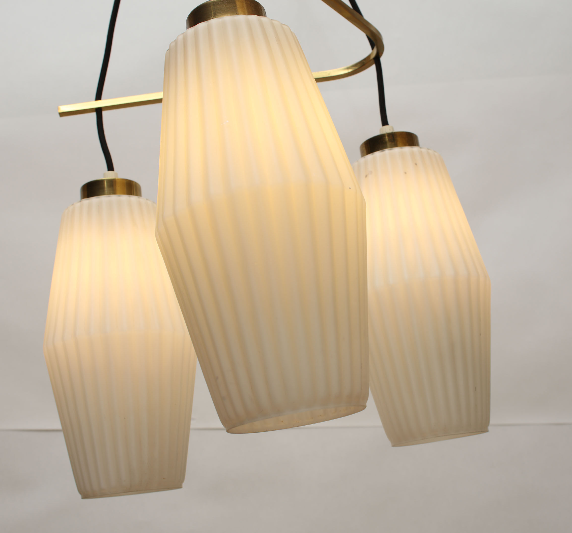 1950s Italian triangle lamp in brass and opalglass