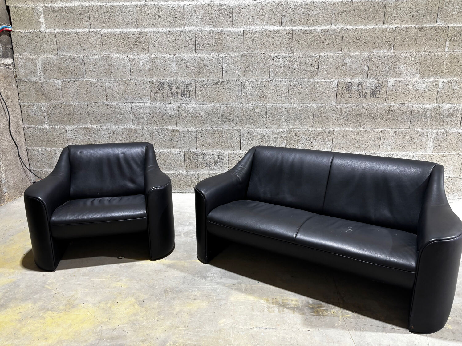 Canapés and Matteo Grassi vintage leather armchairs