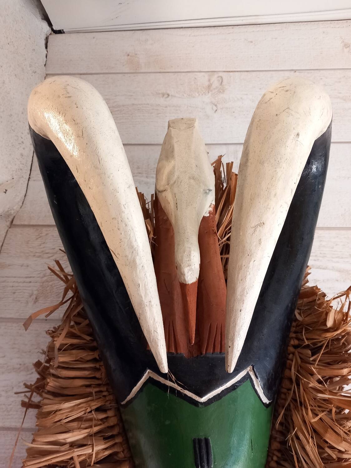 Masque tribal ancien en bois et fibre raphia