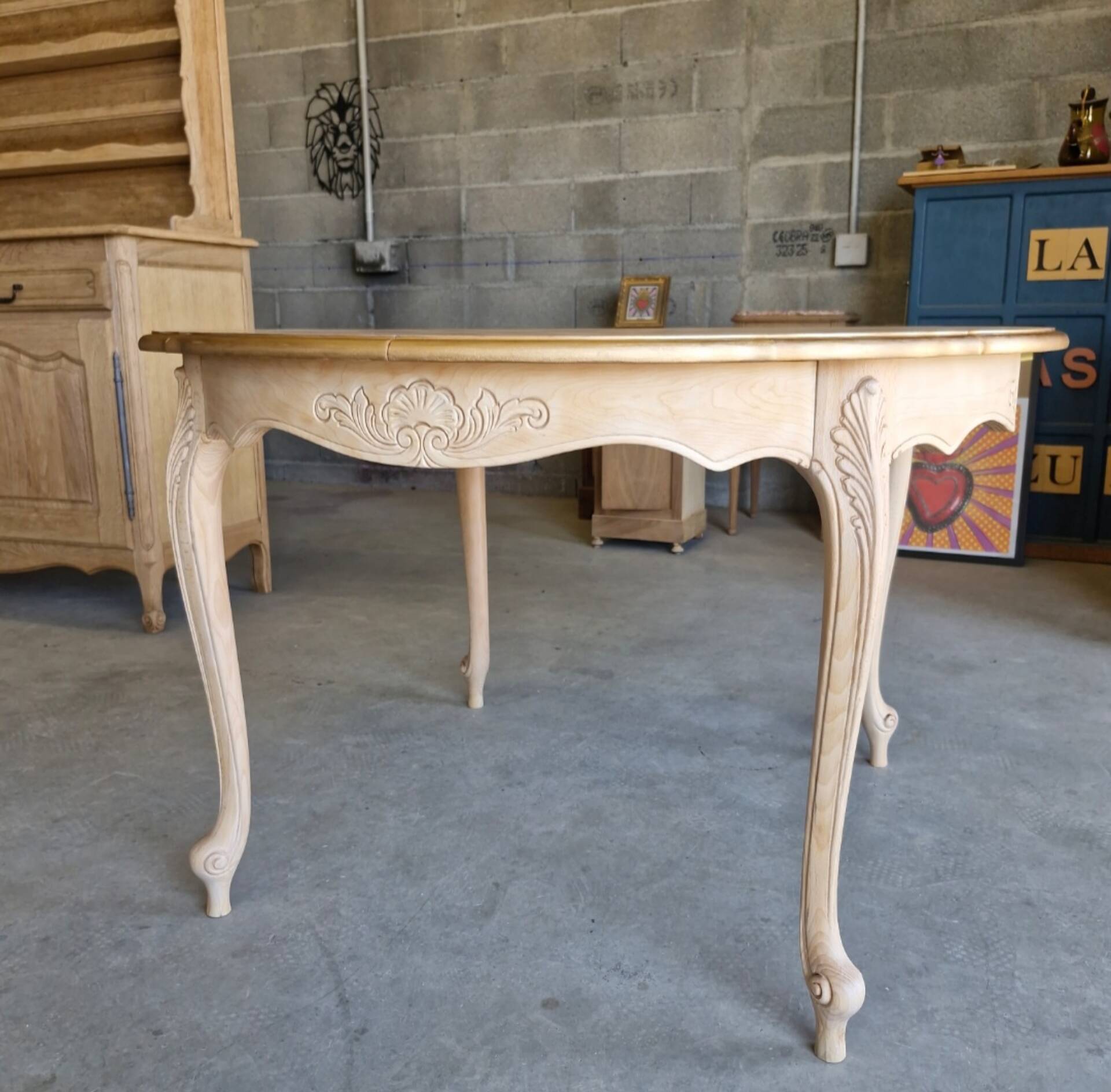 Round table made of cherry wood, sanded and varnished.