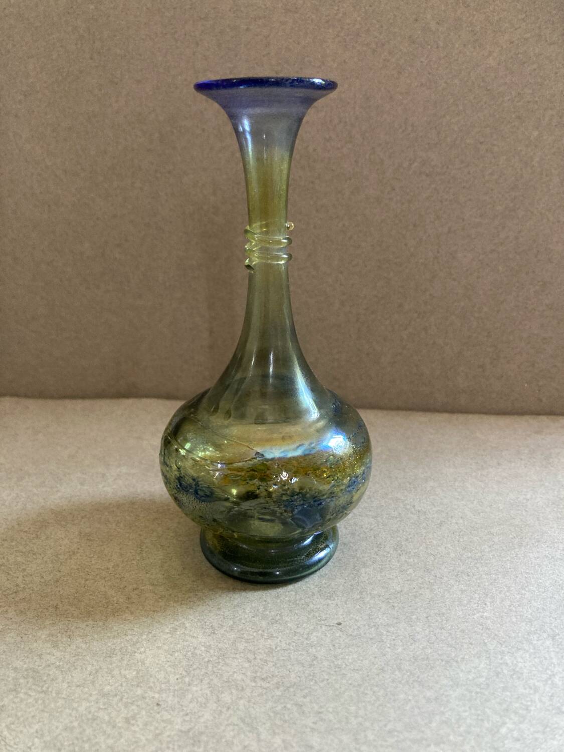 Iridescent glass soliflore