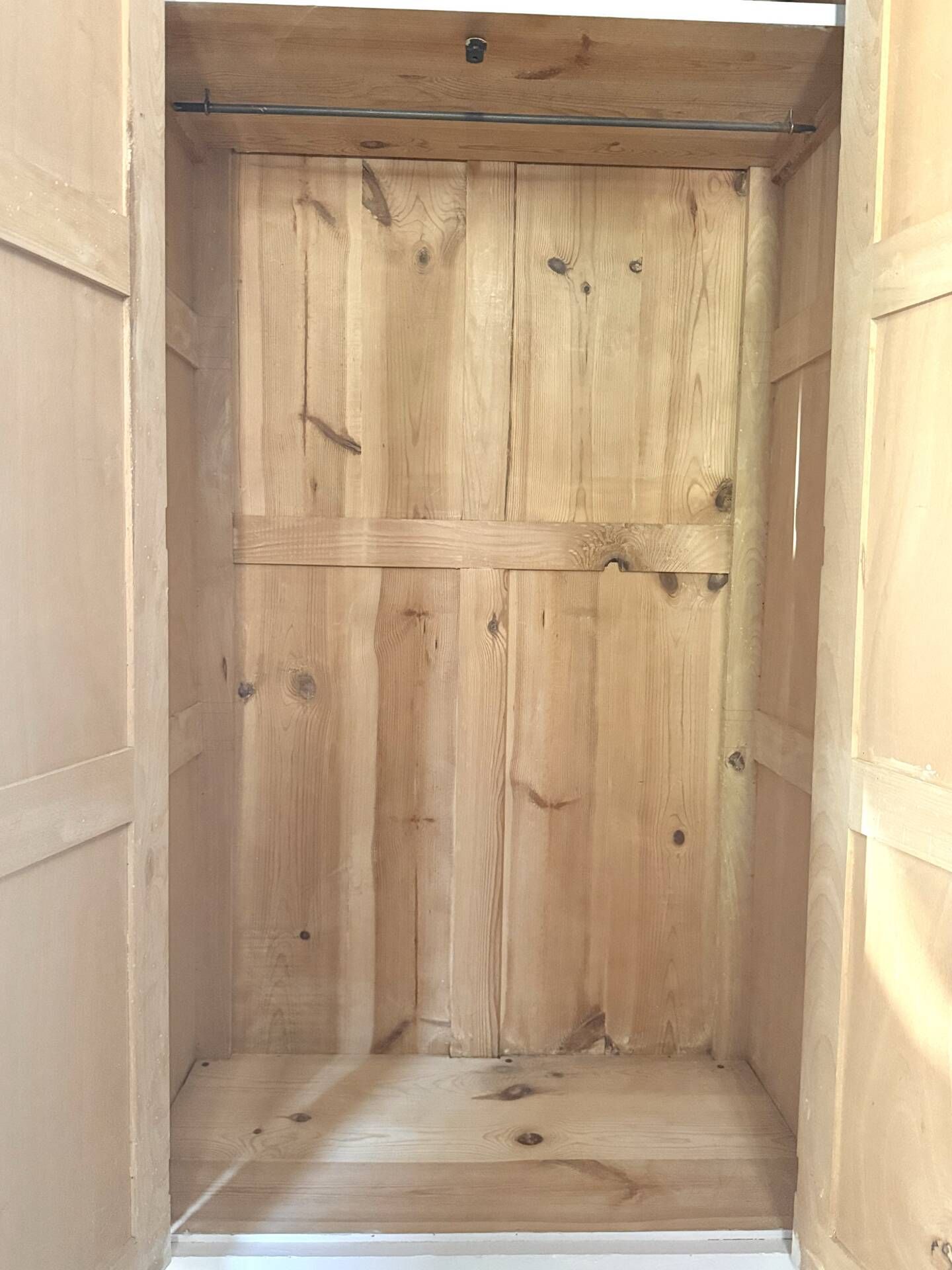 Armoire parisienne authentique 