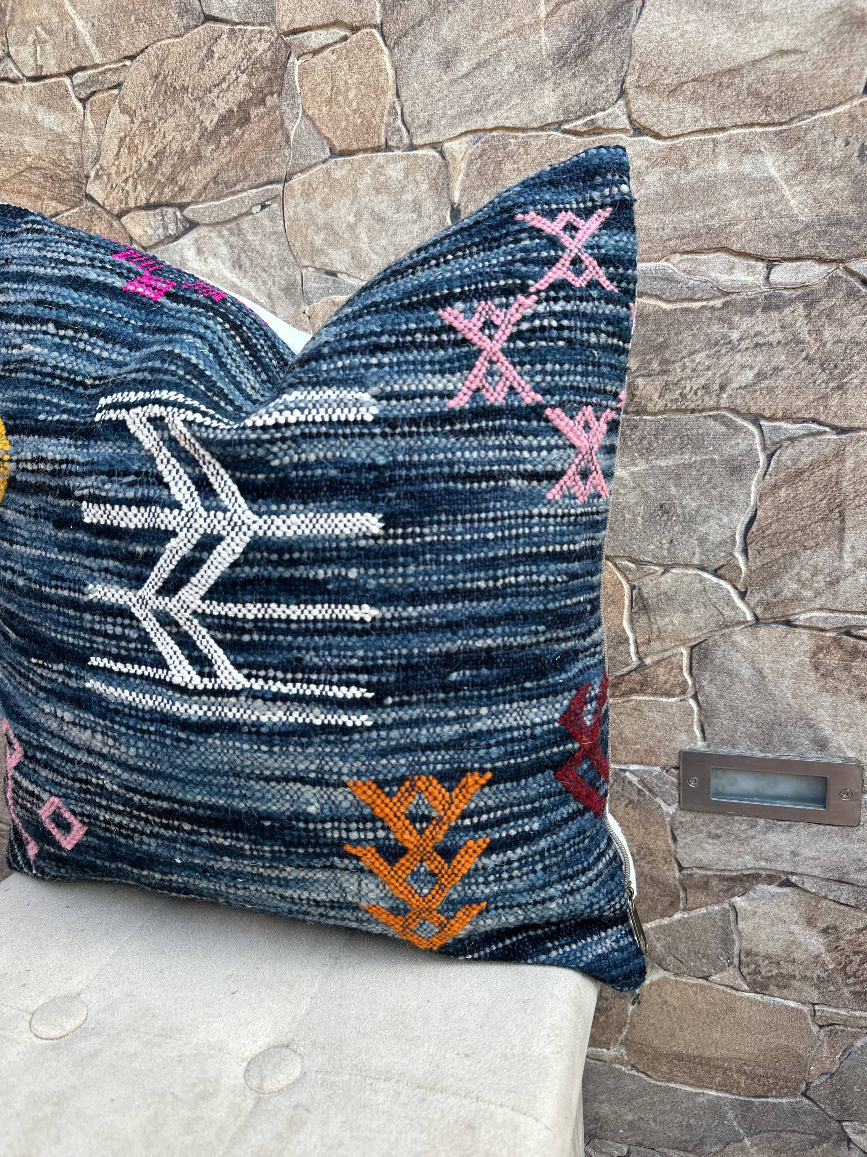Moroccan Kilim cushion cover: Handmade wool cushion.