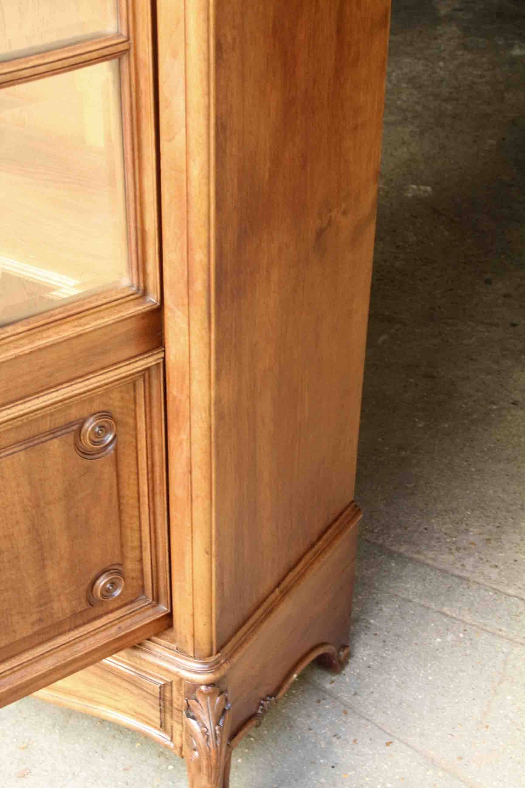 Armoire en noyer vers 1880