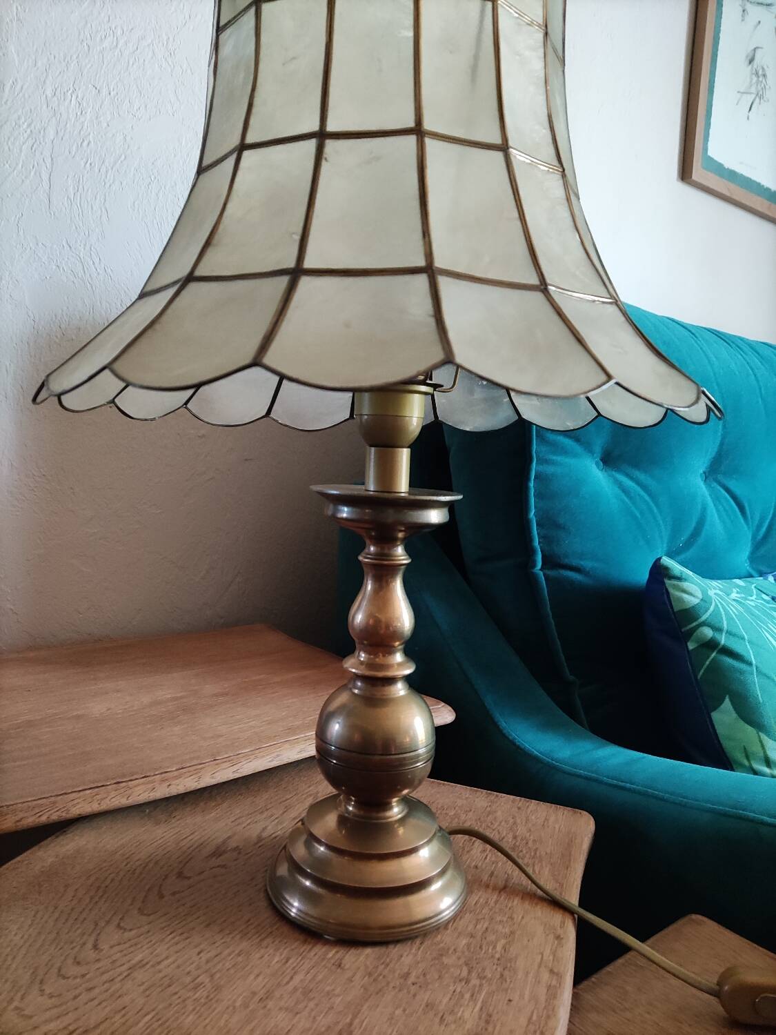 Large pagoda table lamp to place mother-of-pearl capiz brass base