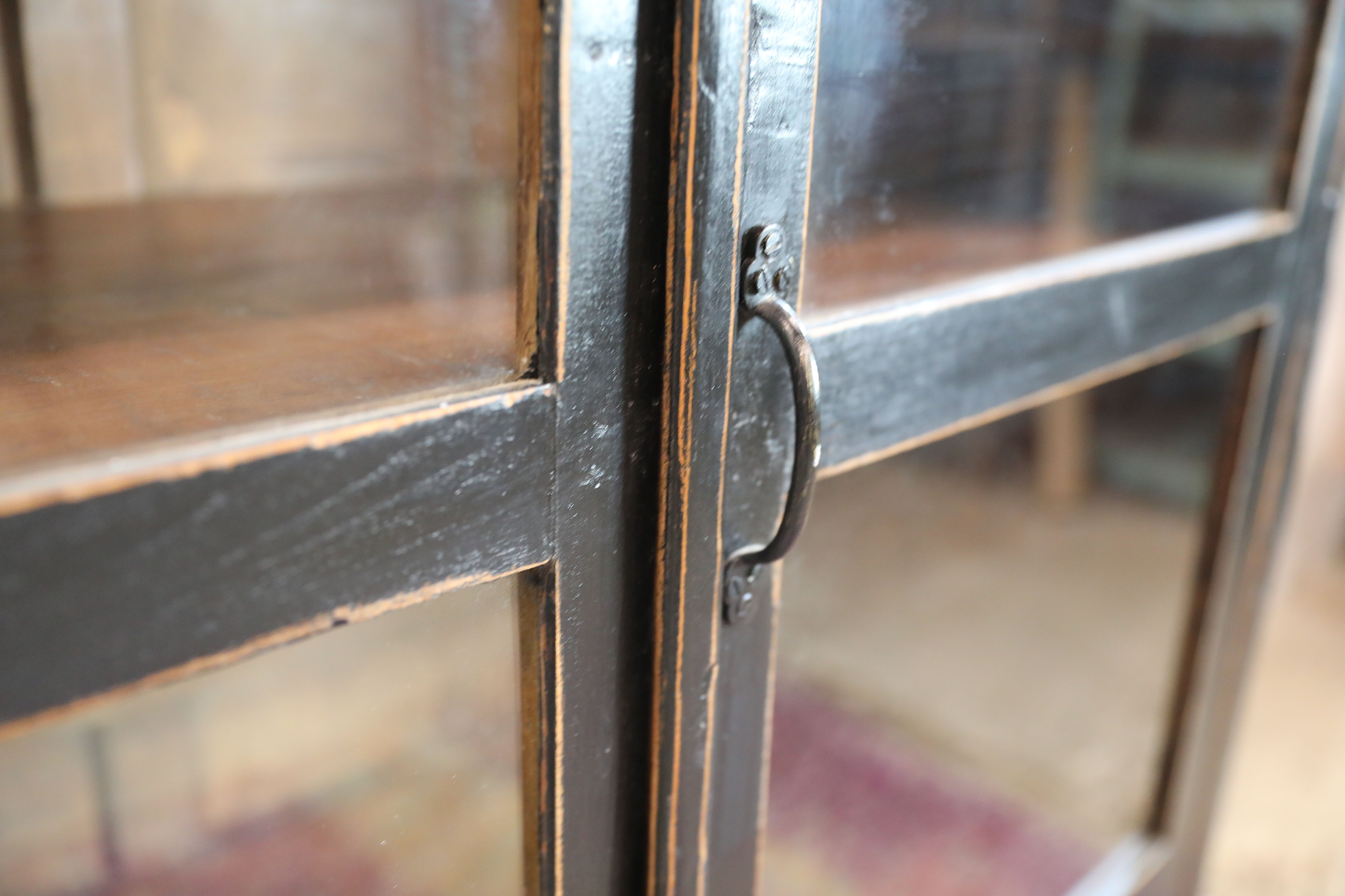 High Indian showcase 2 doors