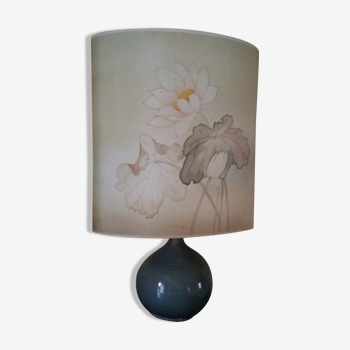 Lampe à pied rond en céramique avec abat jour en soie