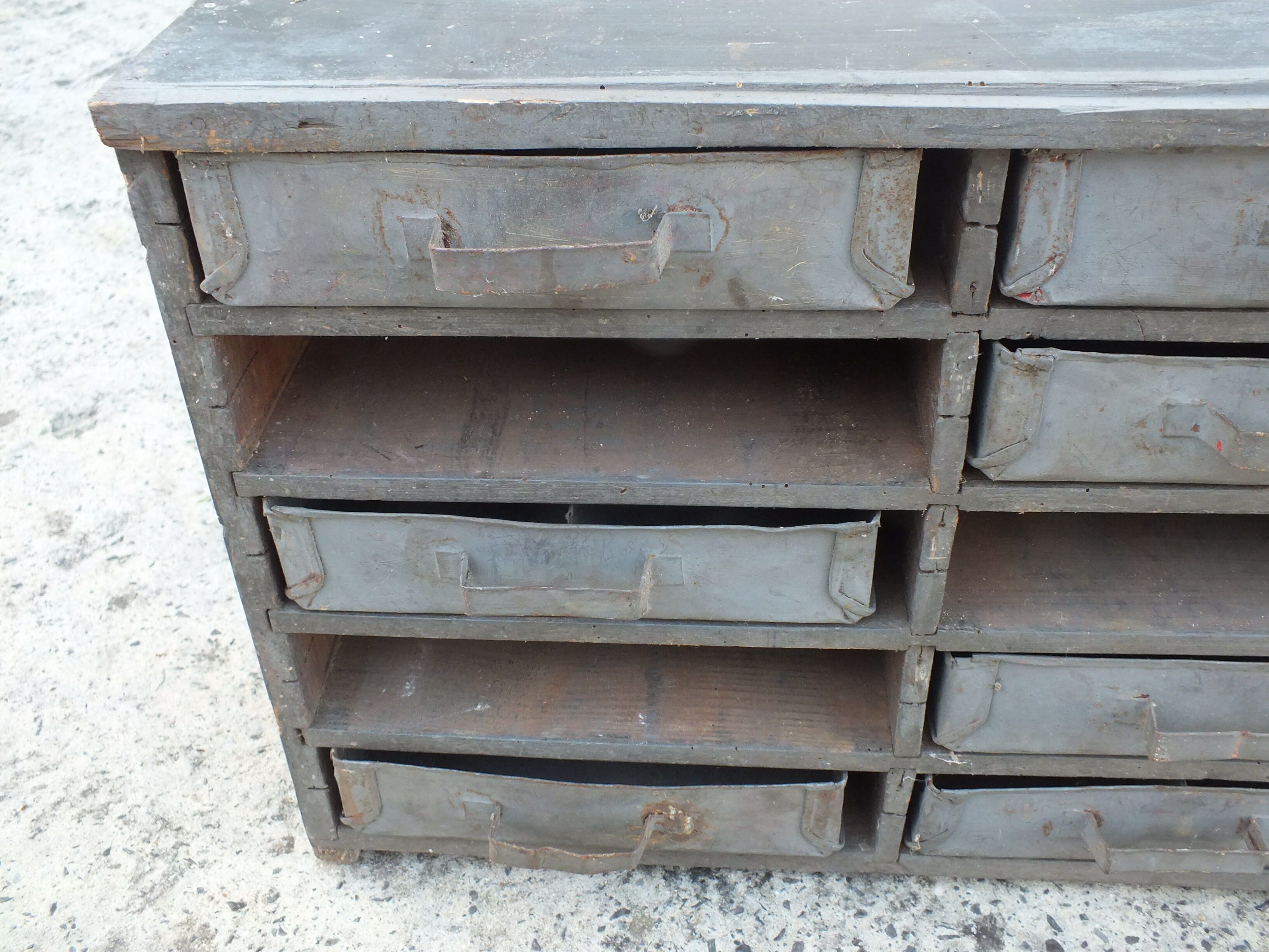 Garage or workshop furniture with drawers in cans