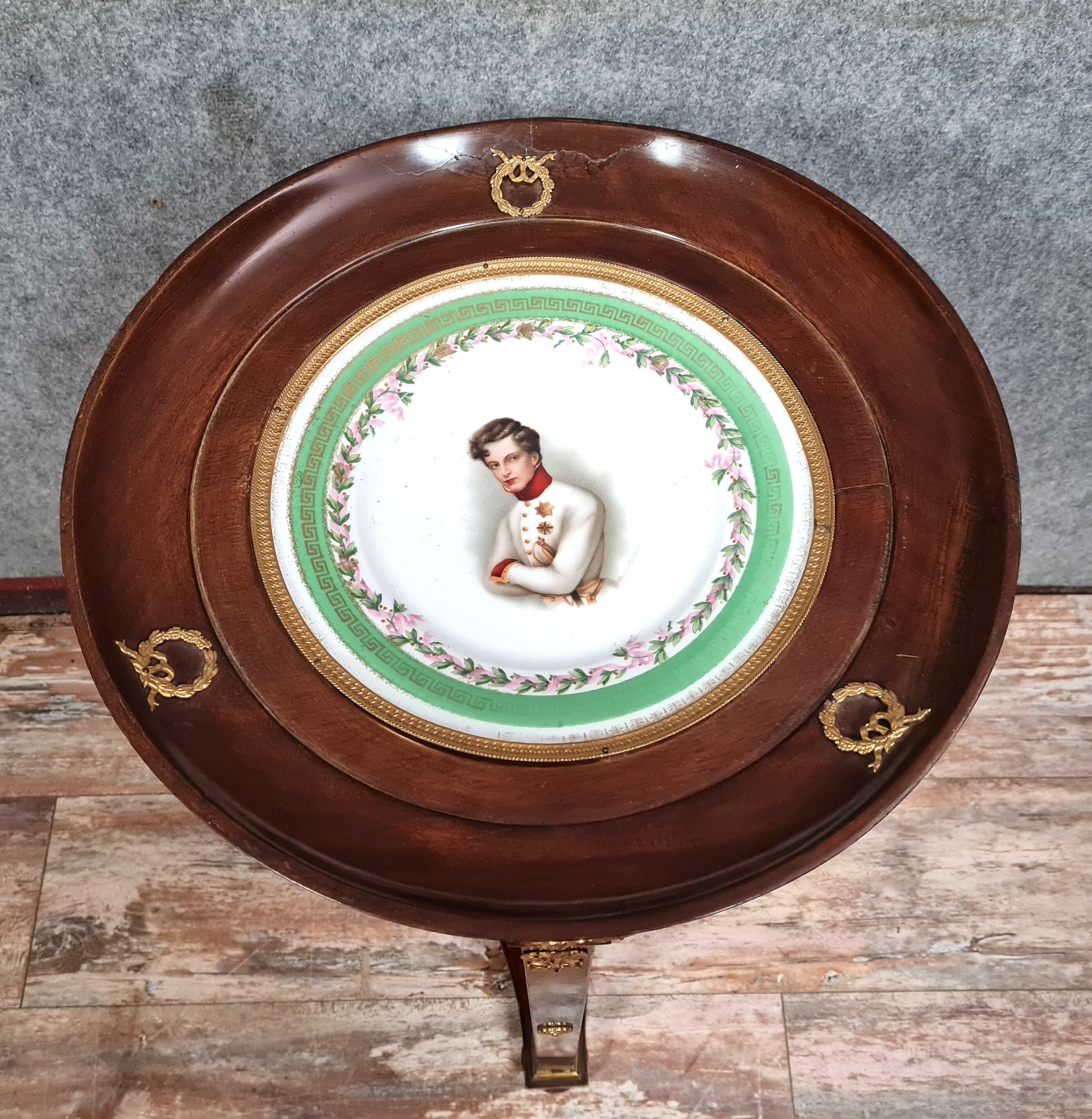 Pedestal table in Athenian Empire period in mahogany around 1810