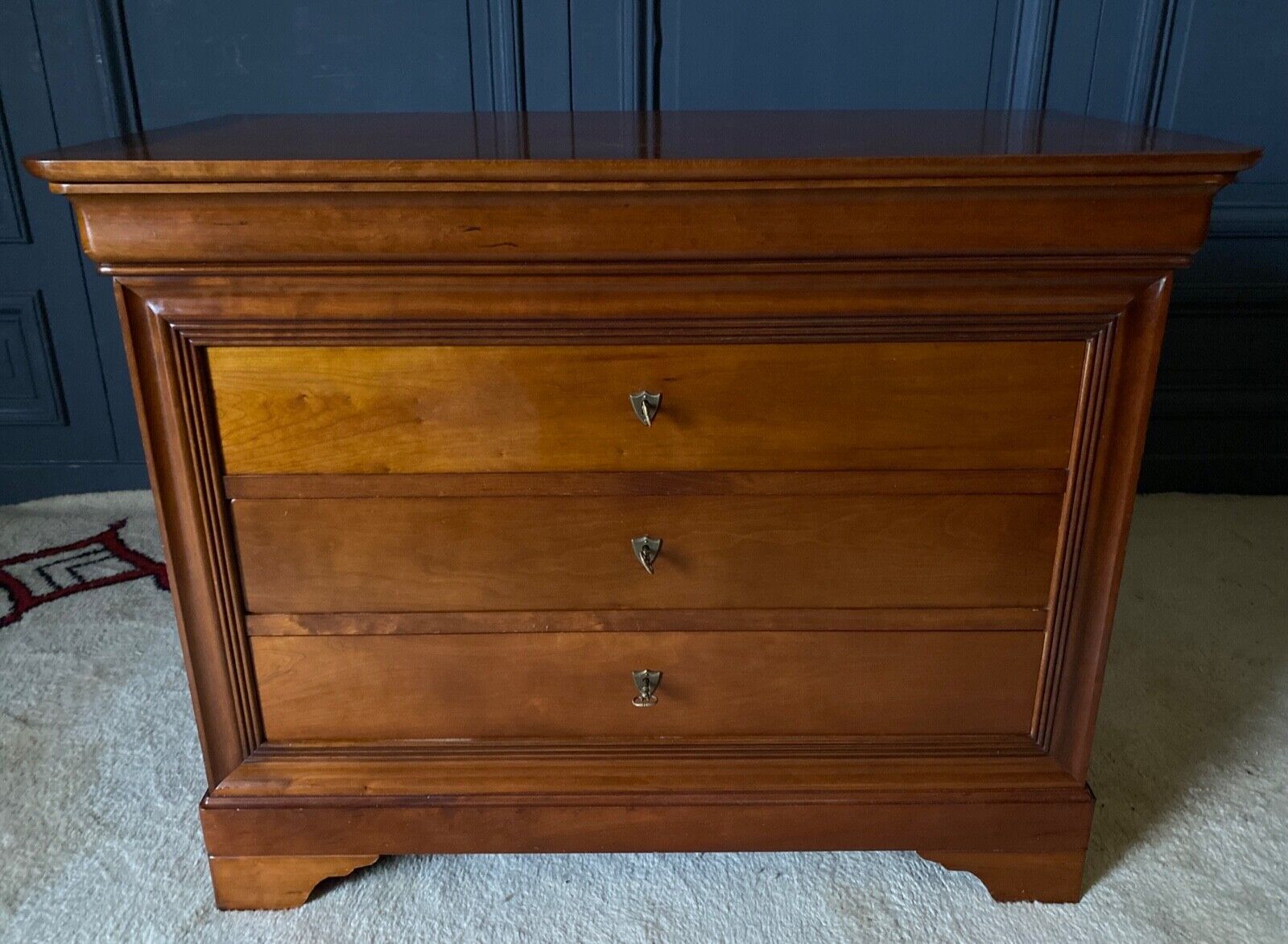 Commode en merisier 3 tiroirs XXe style Louis Philippe