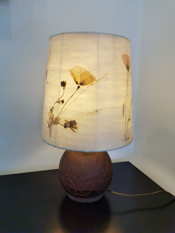 Lampe à poser en verre et abat jour en fleurs séchées.