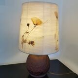 Lampe à poser en verre et abat jour en fleurs séchées.