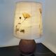 Lampe à poser en verre et abat jour en fleurs séchées.