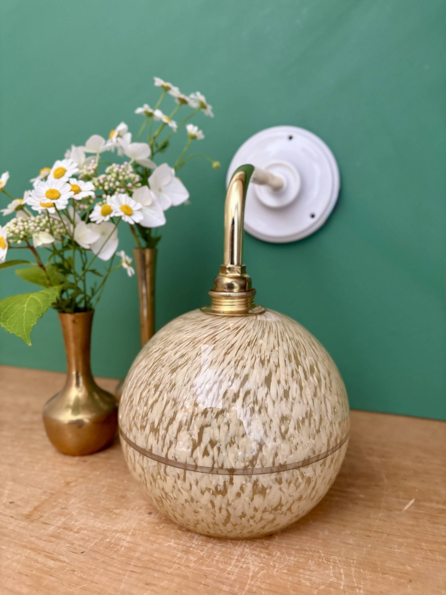 Applique coudée globe vintage en verre de Clichy jaune et argenté