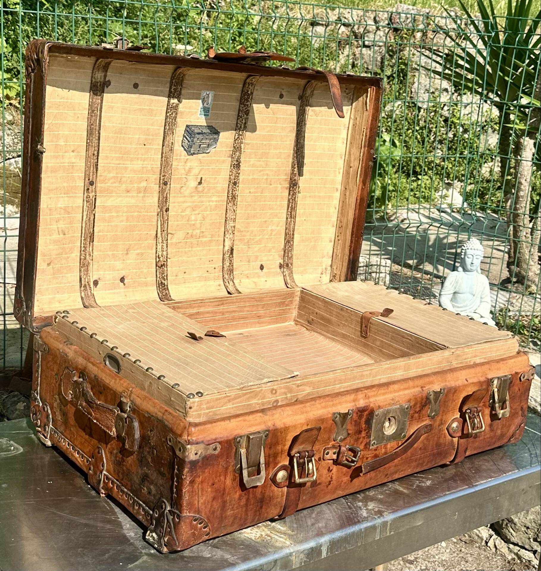 Large suitcase or trunk - leather suitcase, period 1910/1920.