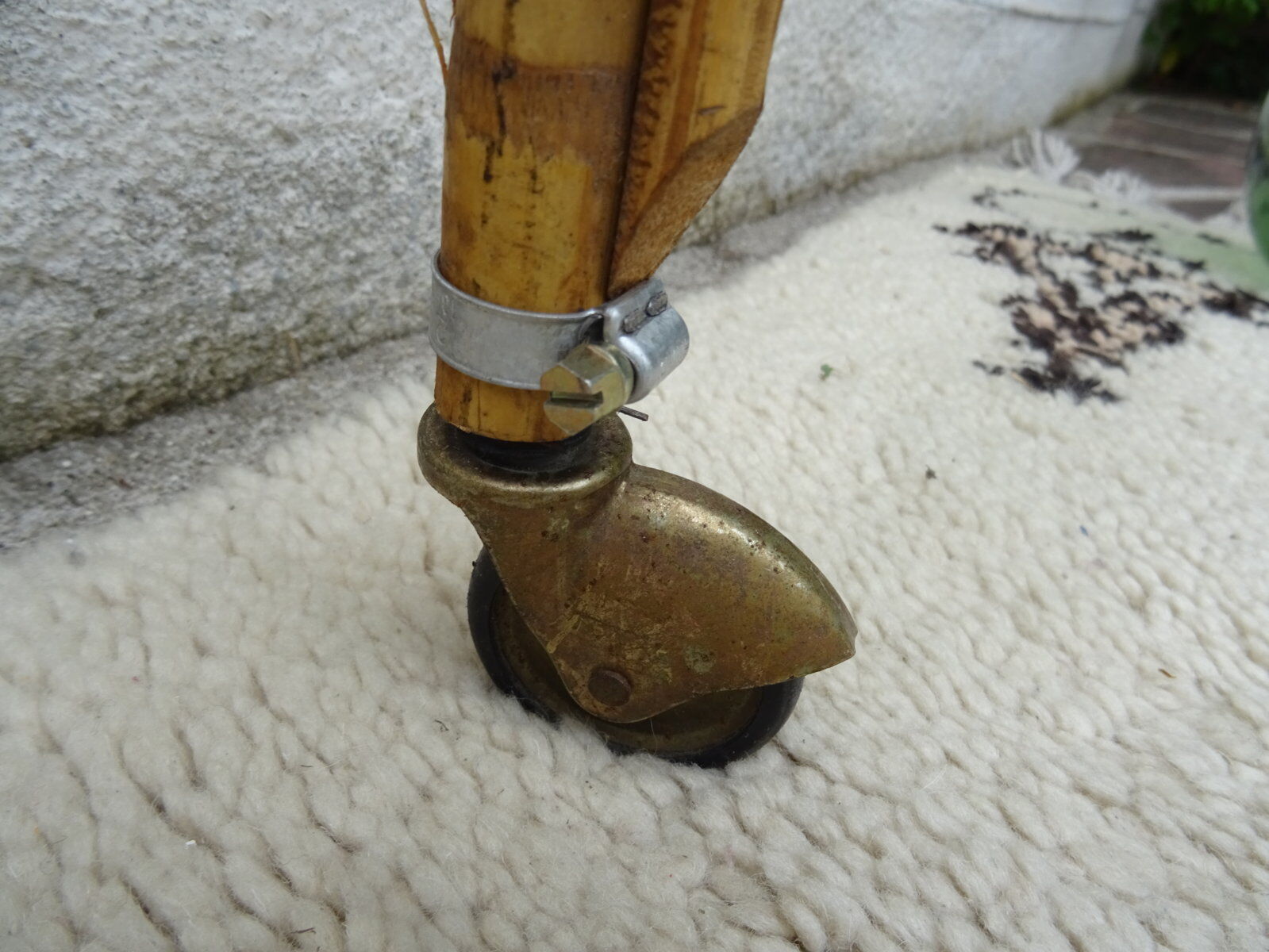 Rattan bassinet on folding support