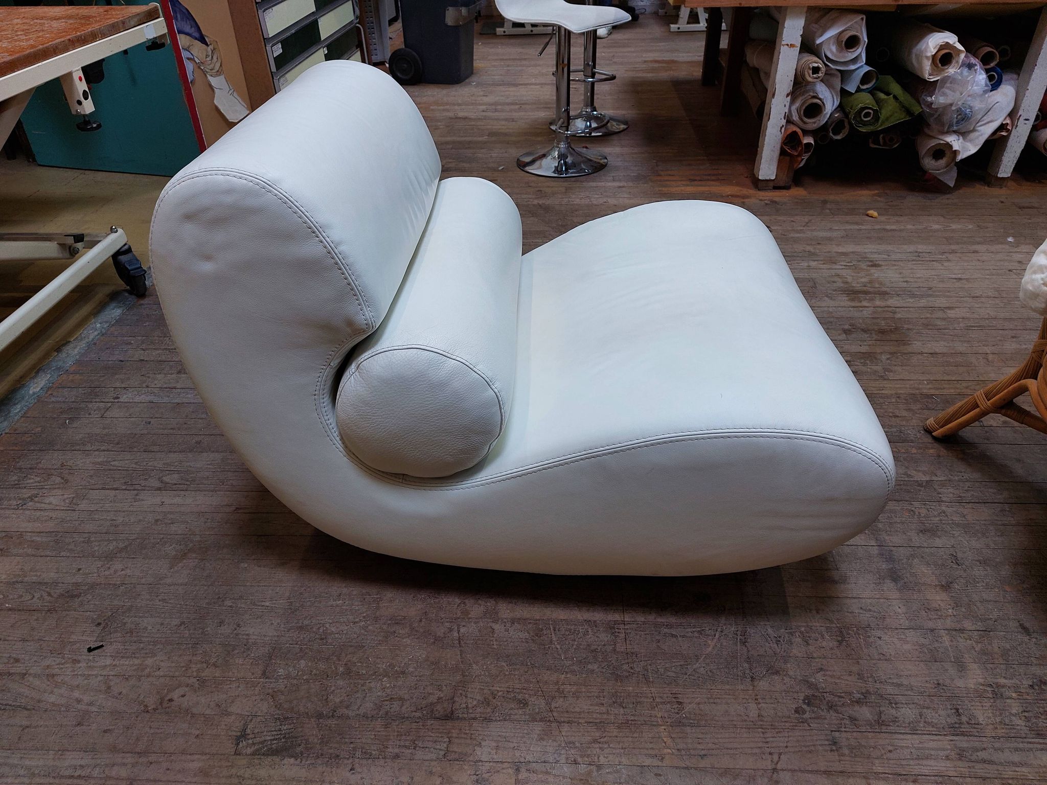 White leather swivel comma armchair by roche bobois - 80s