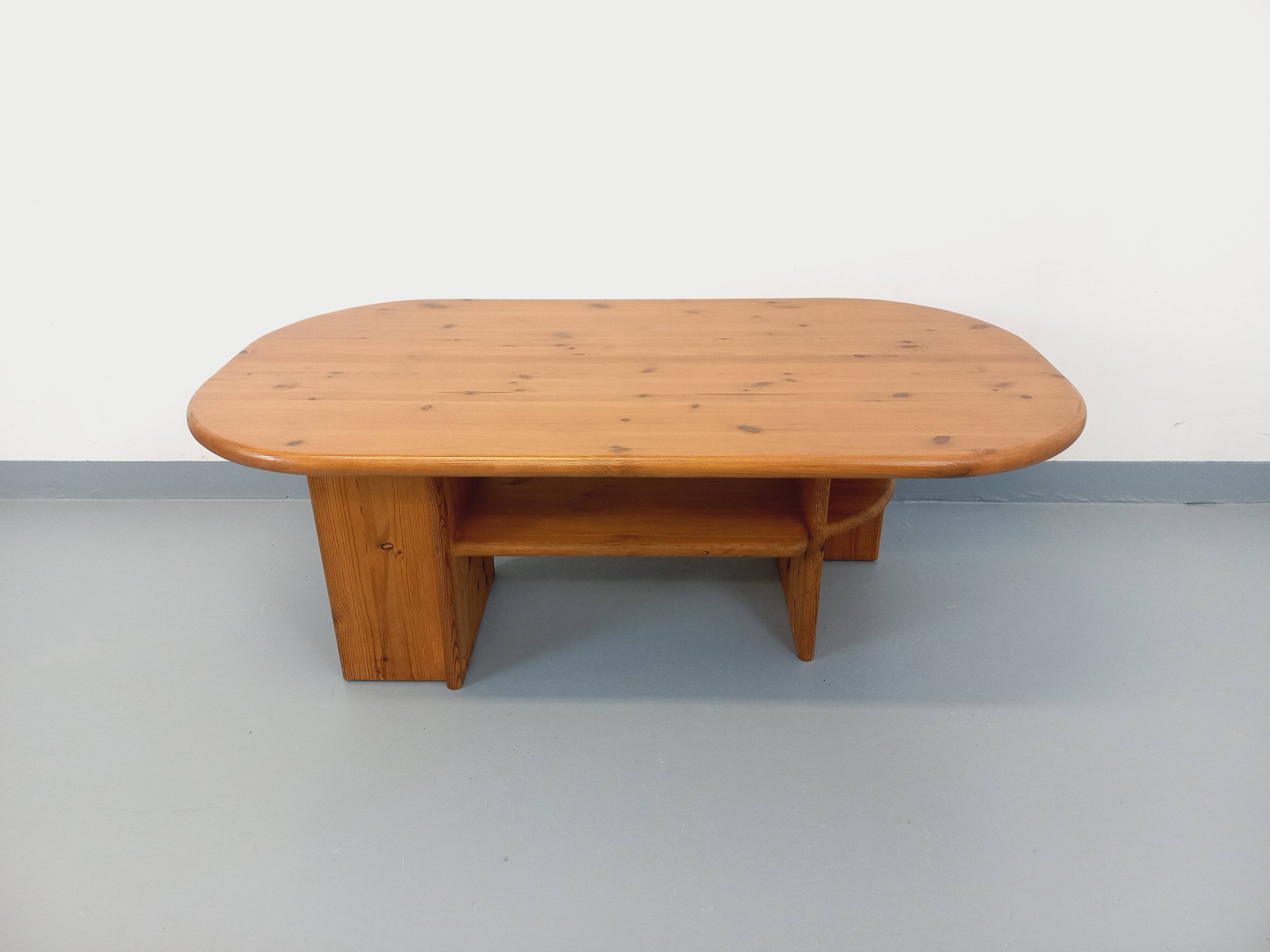 Vintage oval rectangular modernist coffee table in solid pine from the years.