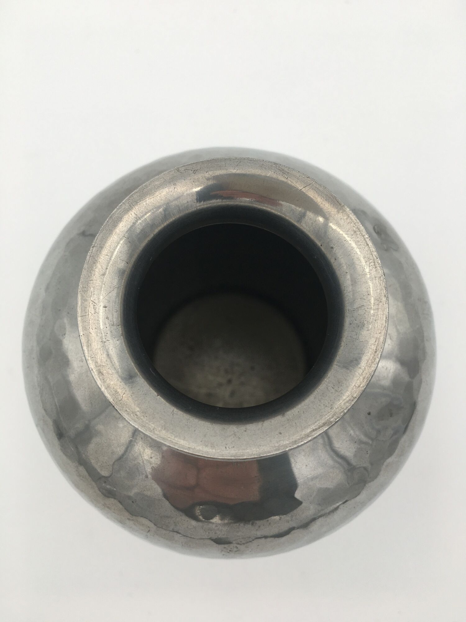 Vase ball in shiny hammered pewter, art deco, signed Chanal - 1910's