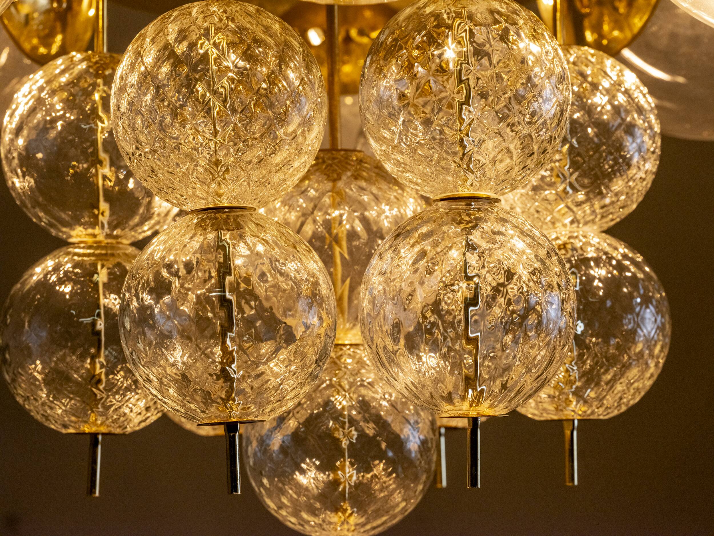 Lustre en laiton et verre du milieu du siècle, Europe, années 1960