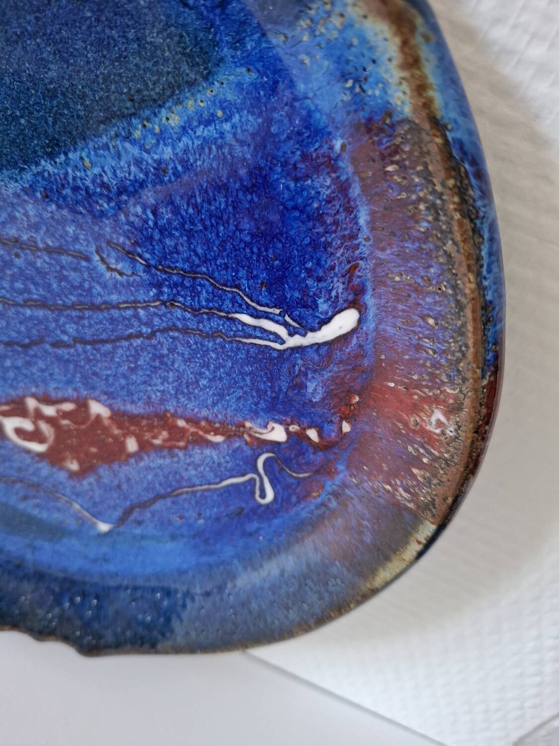Plat en céramique signé