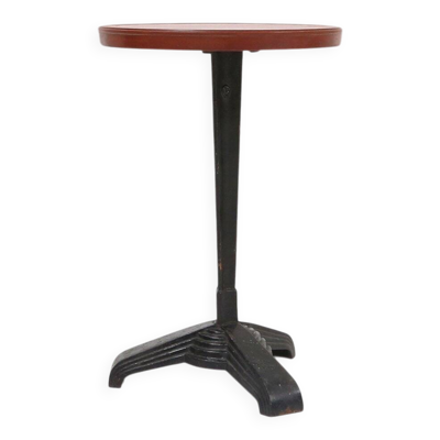 Table bistro en fonte avec plateau en bakélite de Louis Vuitton, France, années 1930
