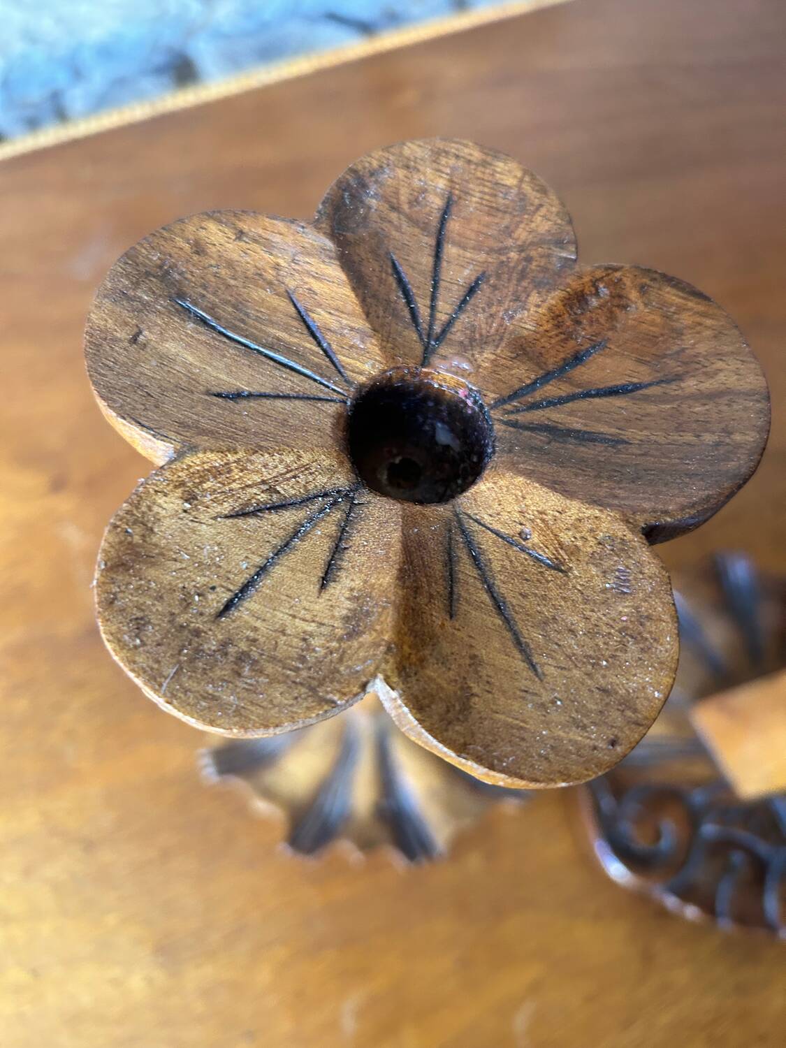 Paire de bougeoirs vintage en bois sculpté –