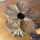 Paire de bougeoirs vintage en bois sculpté –
