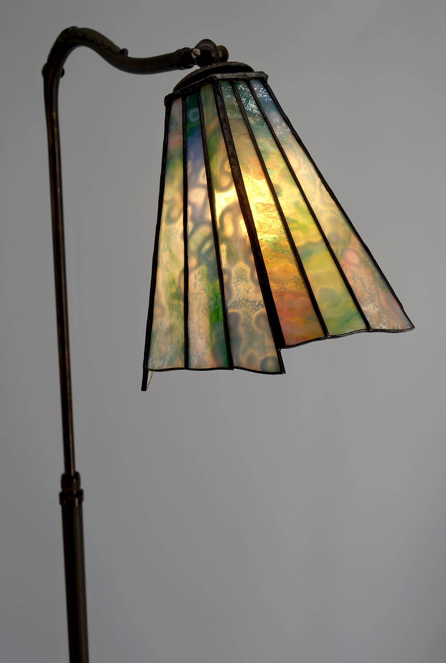 Art Deco reading lamp in bronze and stained glass – Circa 1920