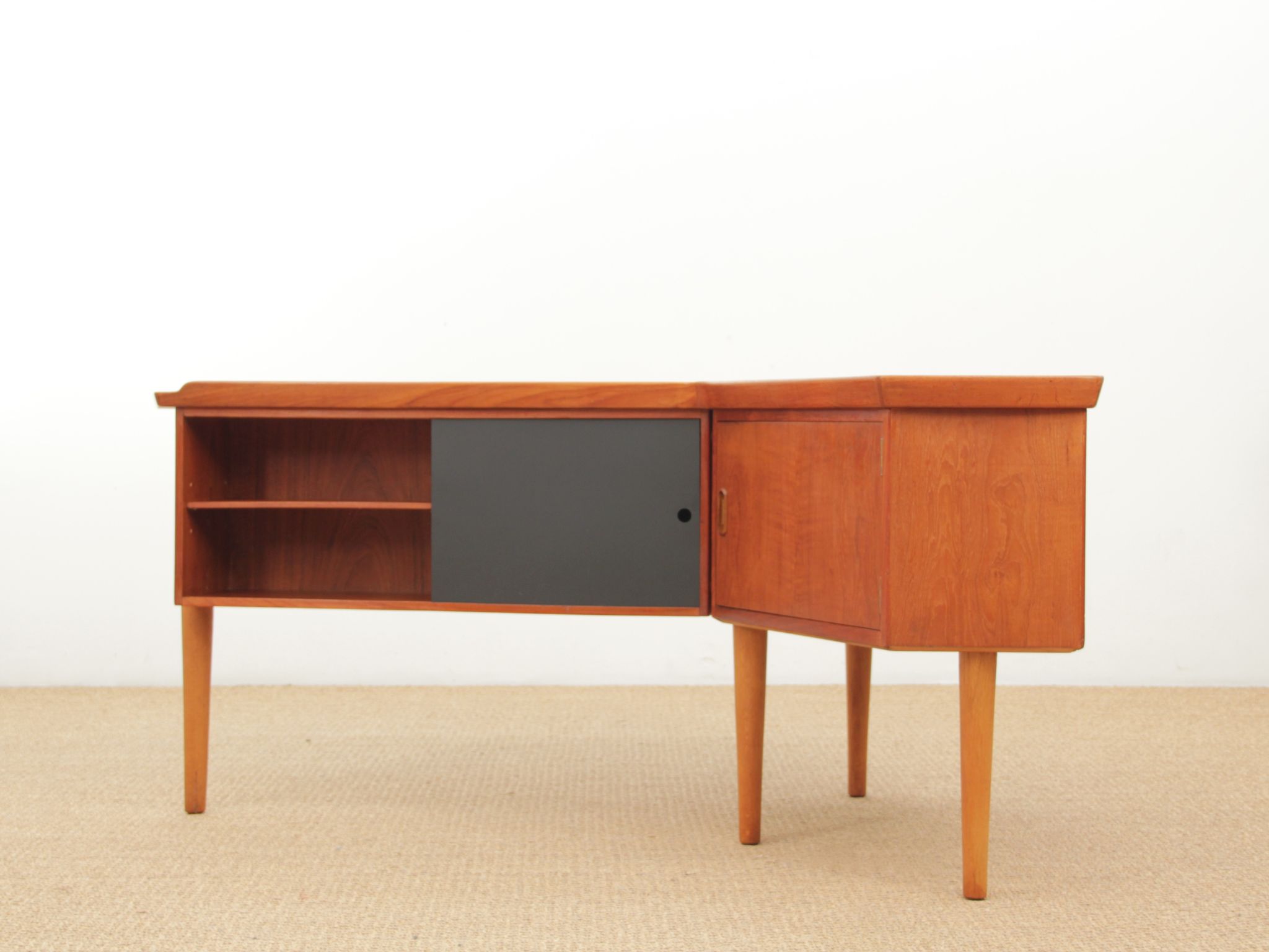 Bureau scandinave boomerang en teck d'Arne Hovmand Olsen
