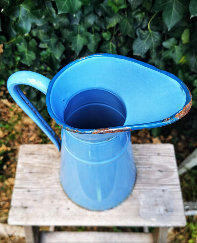 Enamelled water broc