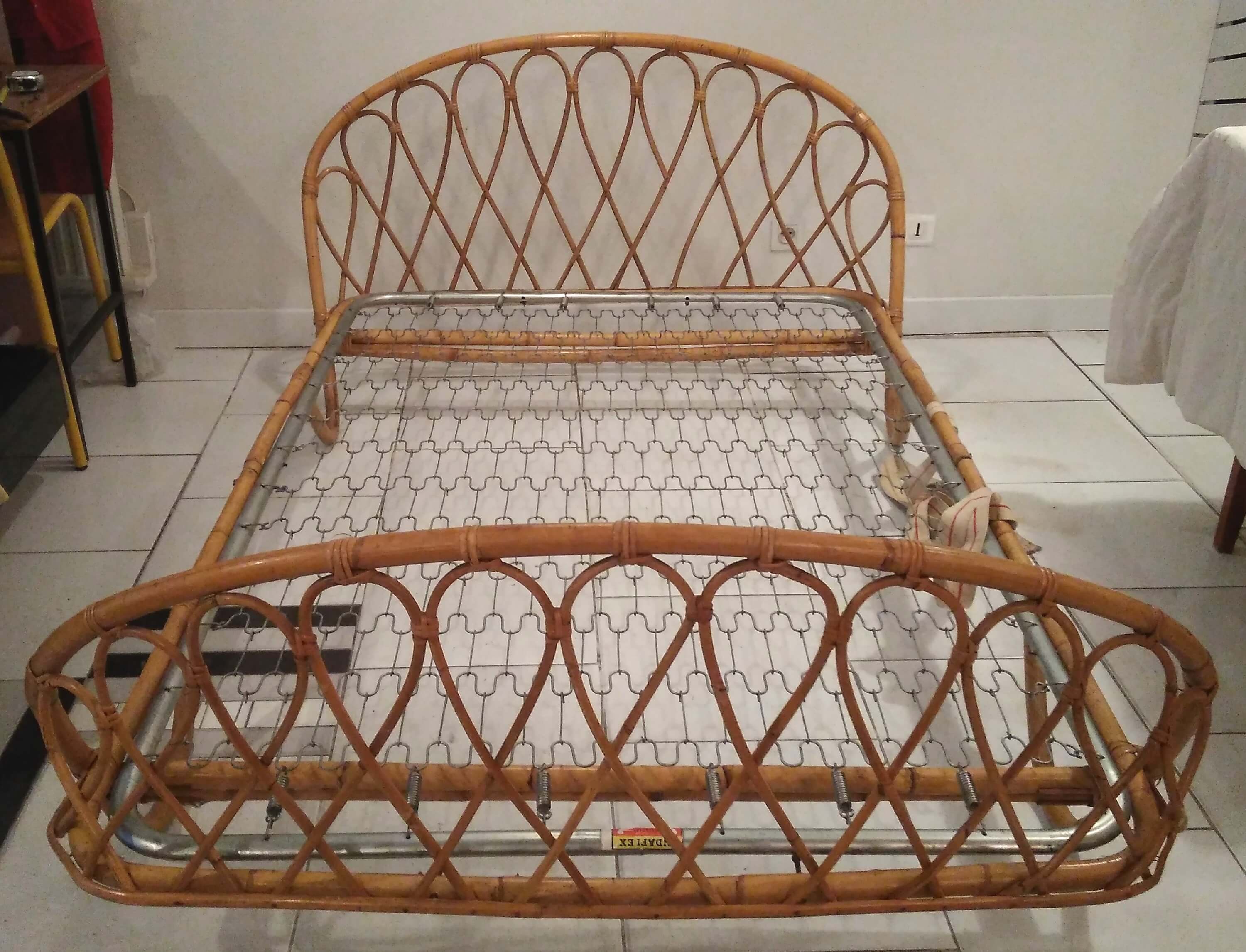 2-seater vintage rattan basket bed