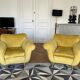 Couple de fauteuils 1920 avec un pouf. Bon état