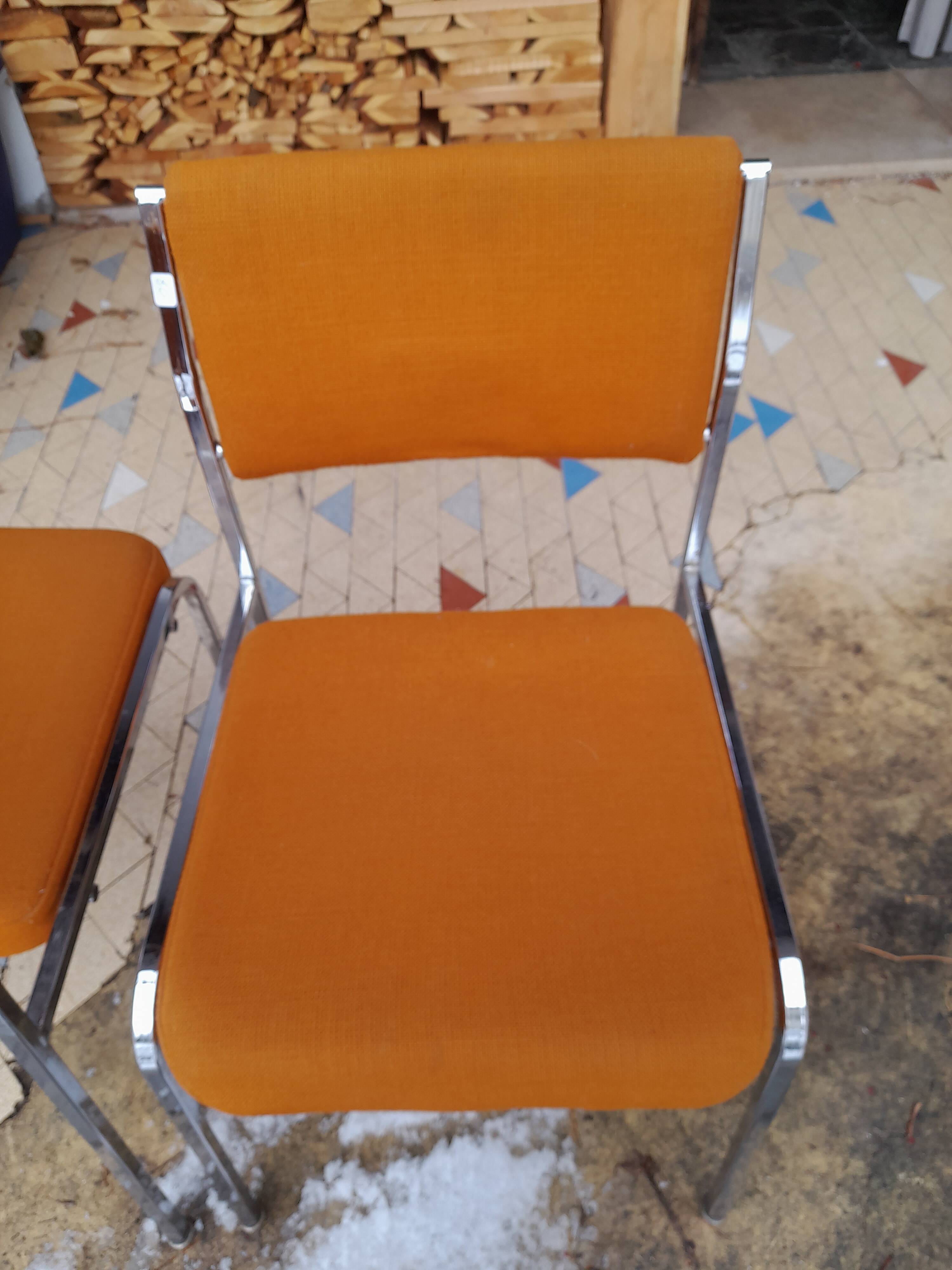 chaises oranges vintages