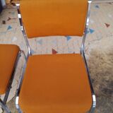 chaises oranges vintages