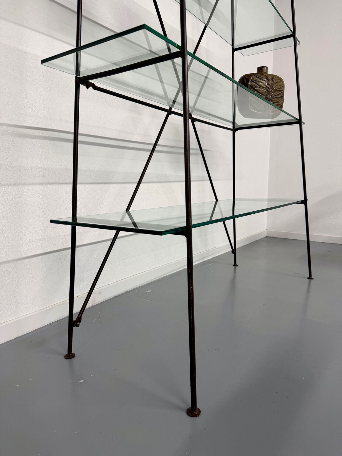 Étagère vintage moderniste en métal et verre design francais année 50