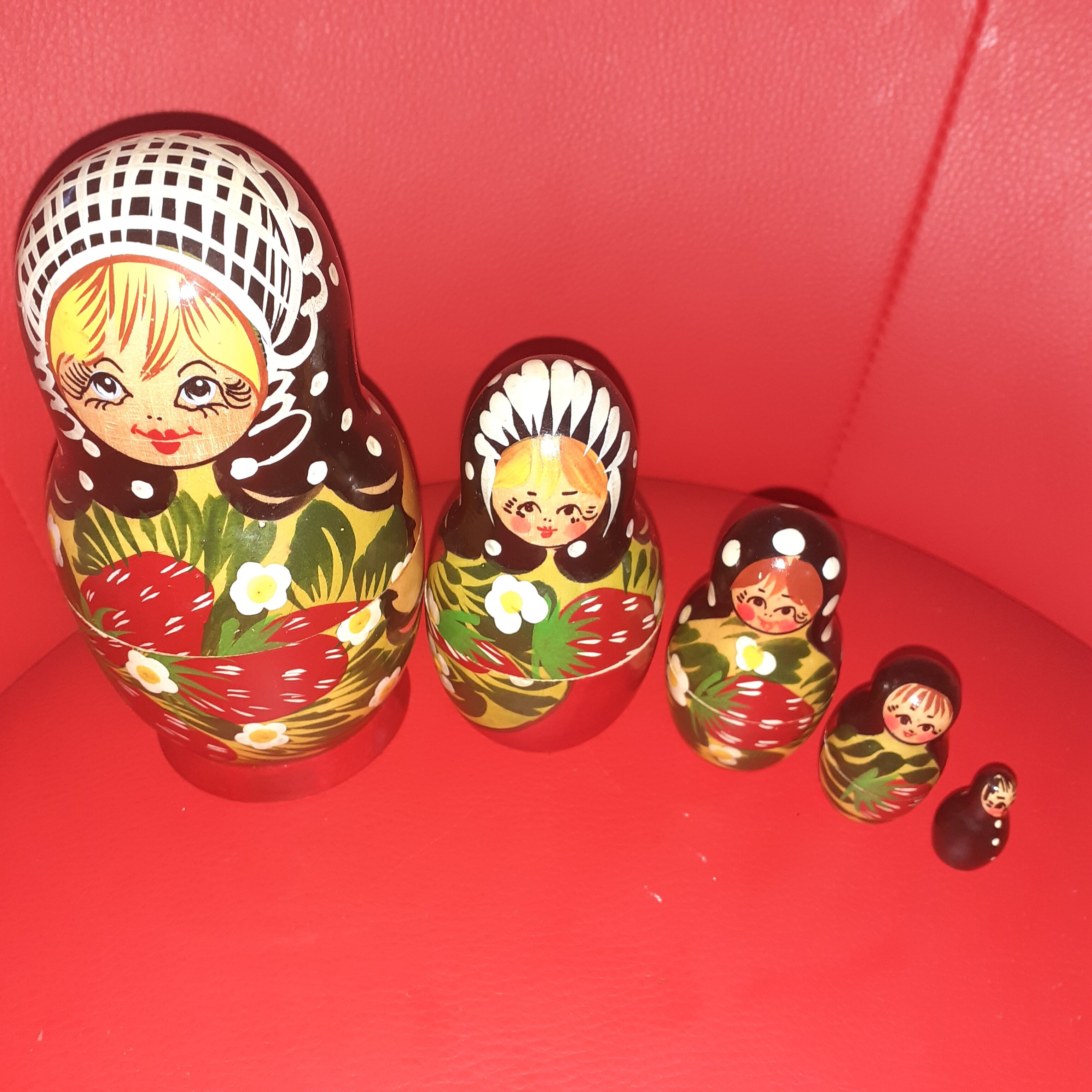 5 Russian nesting dolls