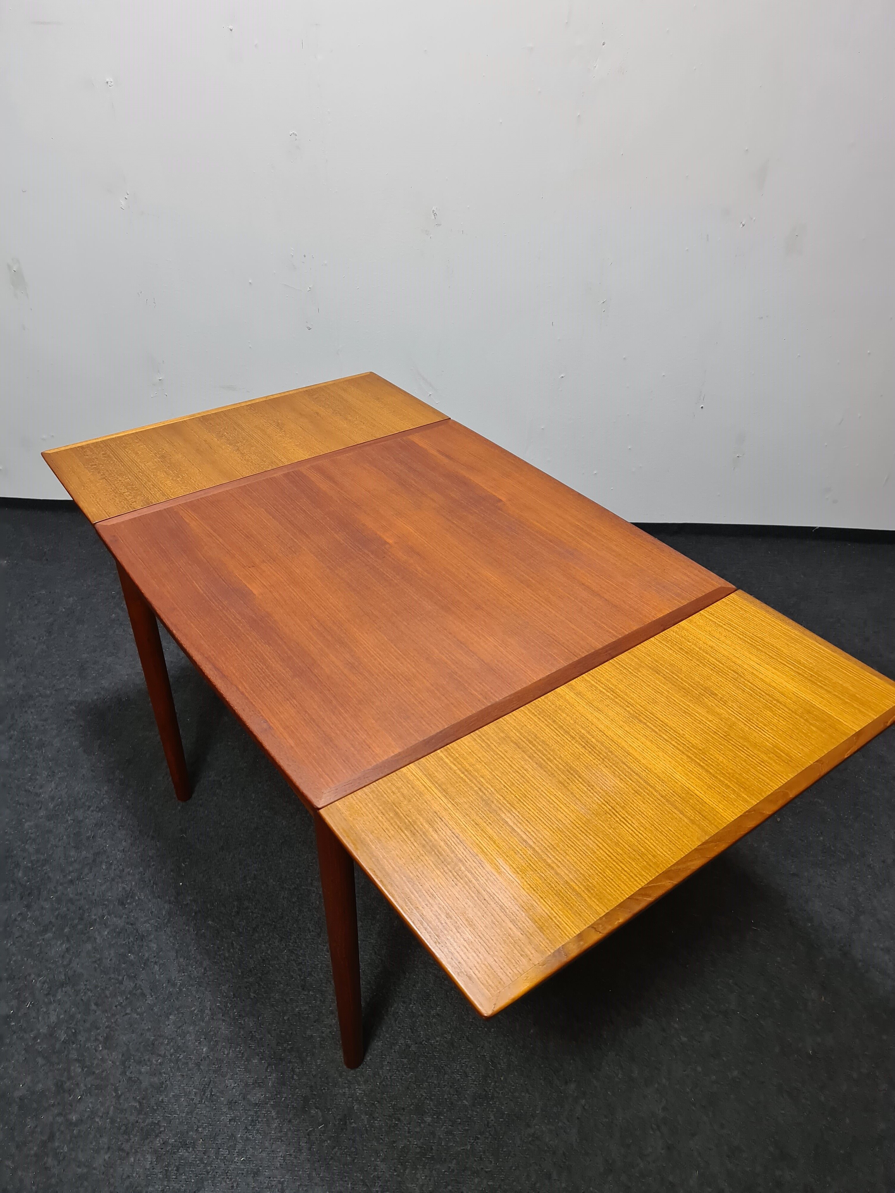 Table à manger en teck de design danois par Poul Hundevad