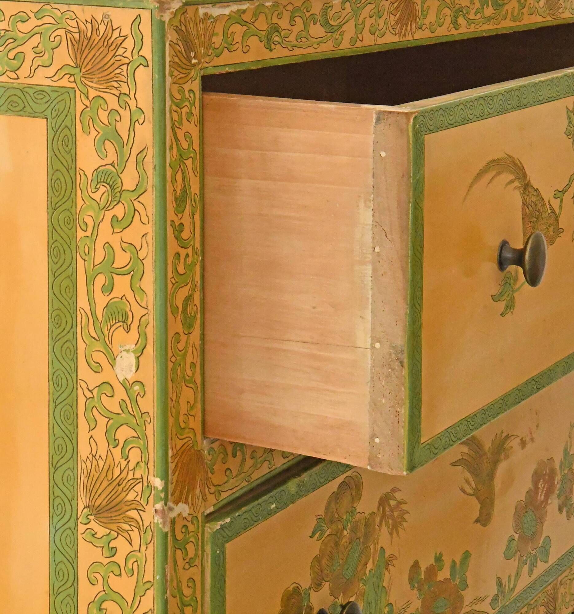 Chiffonnier en bois peint de style chinoisant