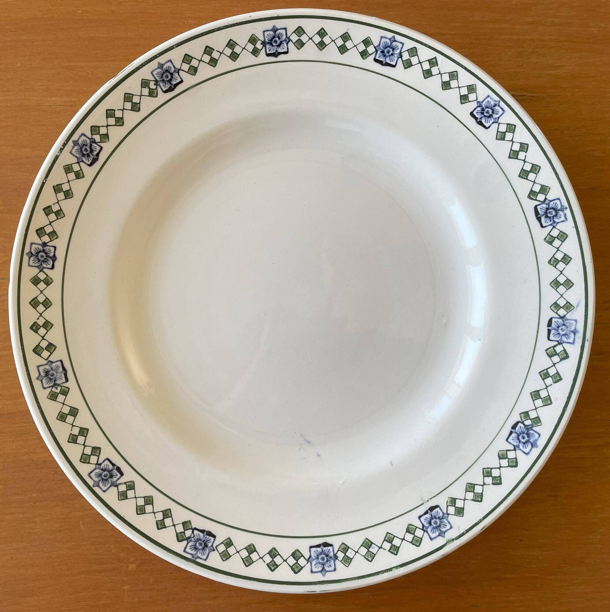 6 assiettes plates anciennes en faïence de Saint-Amand (Nord)