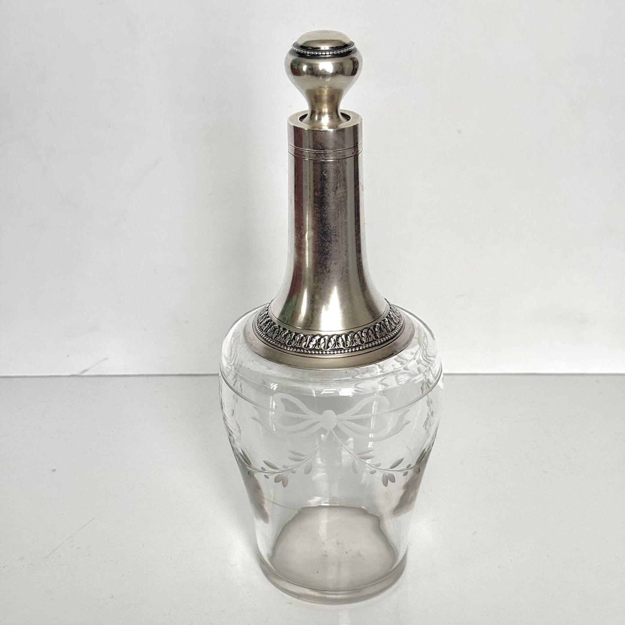 Carafe ancienne en cristal et argent massif – décor rubans et guirlande