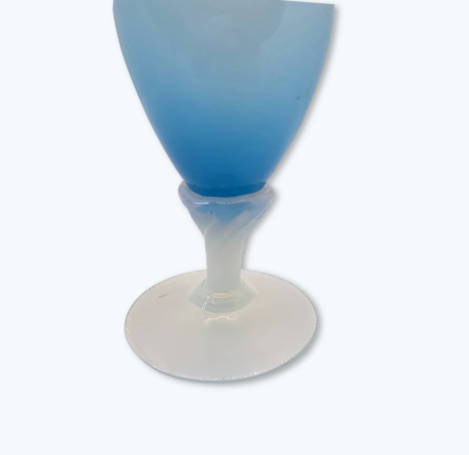 Vase en opaline bleue et blanche