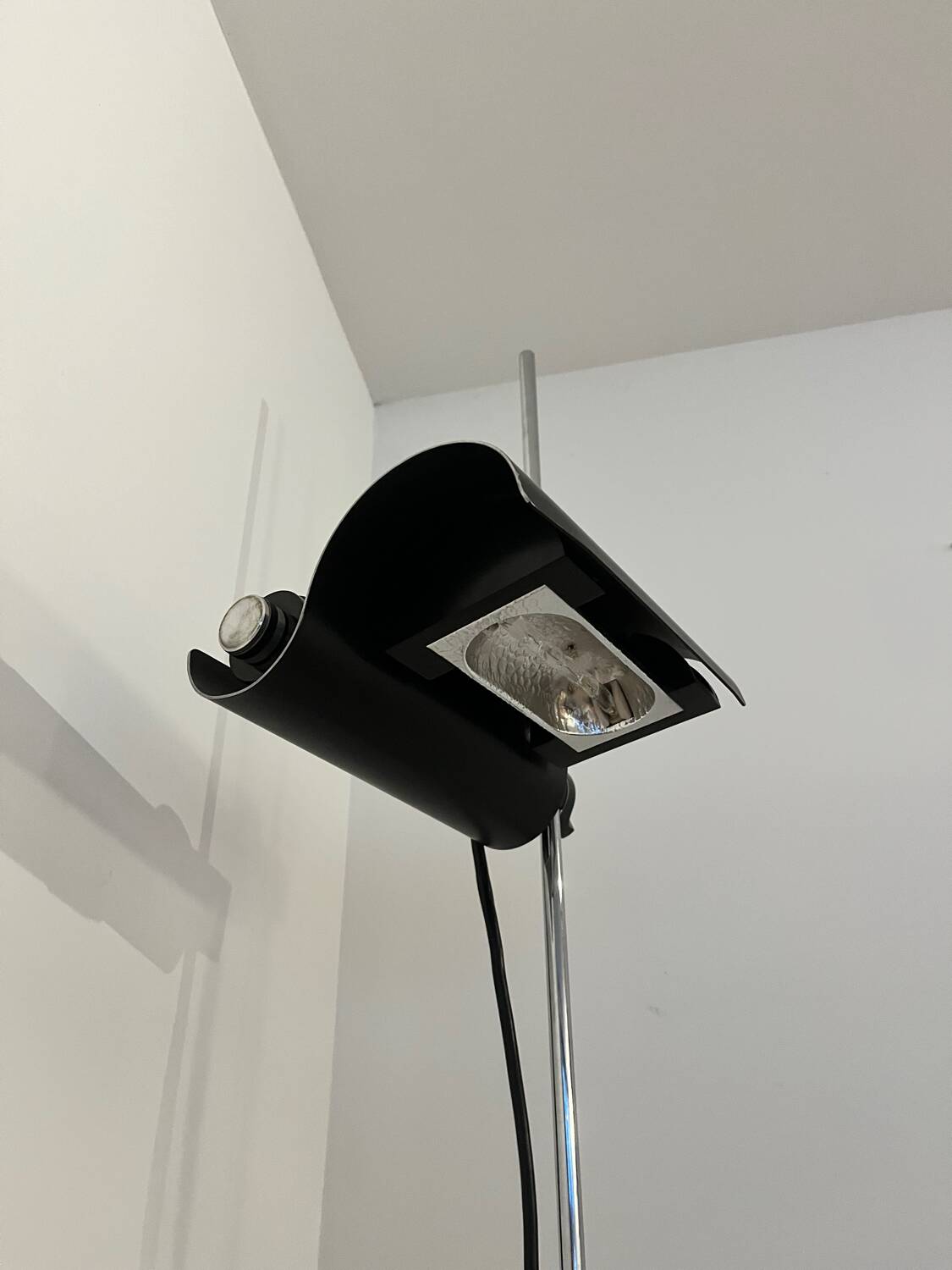 Lampadaire Oluce – DIM – Vico Magistretti – Acier chromé & aluminium –